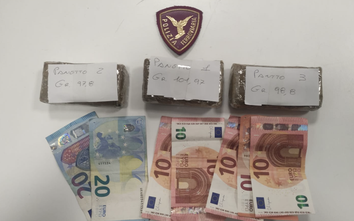 In stazione con trecento grammi di hashish, arrestato dalla Polizia ferroviaria In stazione con trecento grammi di hashish, arrestato dalla Polizia ferroviaria