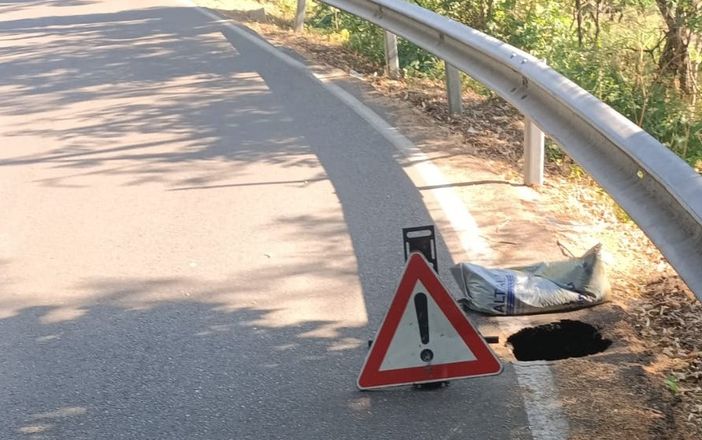 Voragine in via Valle a Marnate. Strada chiusa
