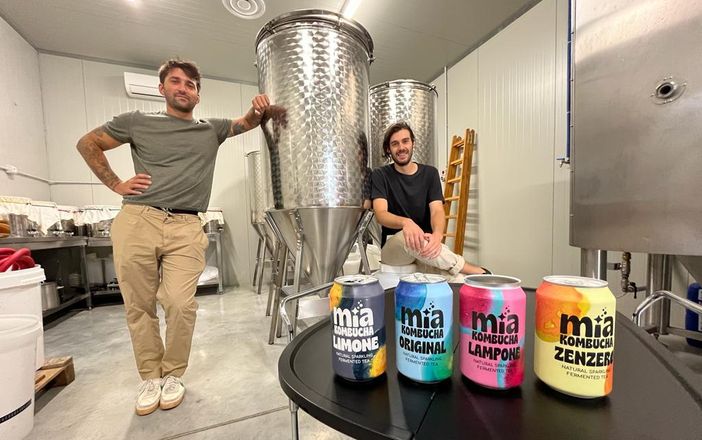 Ivan, Battista, Simone e Mattia nella sala di produzione della Mia Kombucha a Induno. Insieme a Gabriele portano avanti un'impresa che sta conquistando il palato di sempre più italiani Ivan, Battista, Simone e Mattia nella sala di produzione della Mia Kombucha a Induno. Insieme a Gabriele portano avanti un'impresa che sta conquistando il palato di sempre più italiani