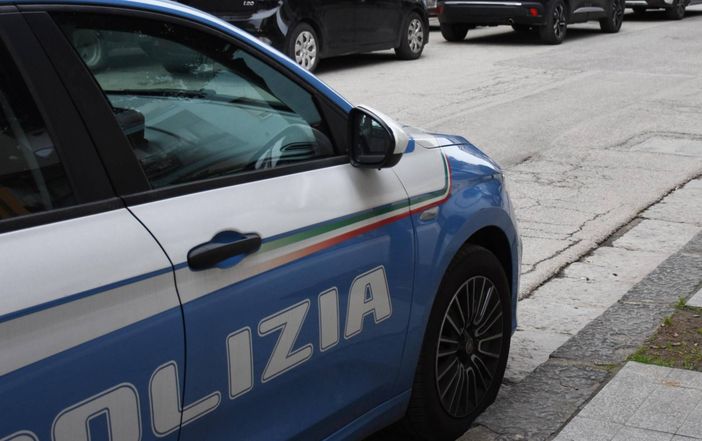 Varese, non si ferma all'alt della polizia: trovato con cinque panetti di hashish