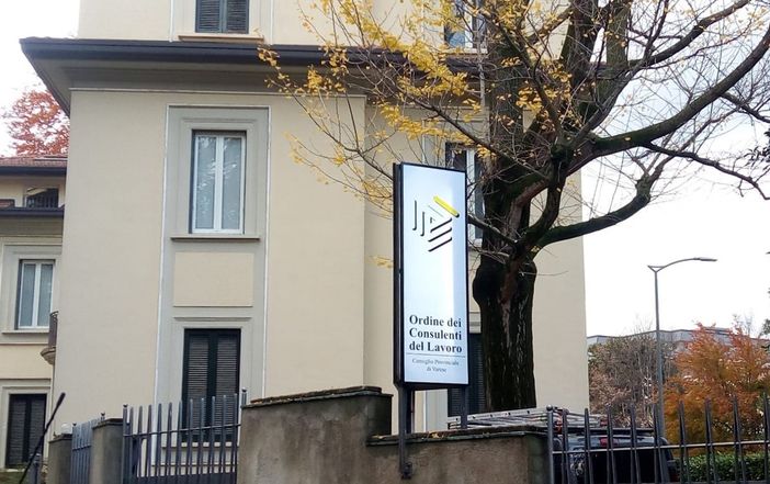 La sede di via Dante dei Consulenti del lavoro di Varese. Sotto, Vera Stigliano La sede di via Dante dei Consulenti del lavoro di Varese. Sotto, Vera Stigliano