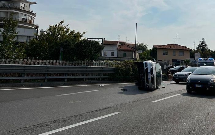 Paura a Castellanza: un'auto si ribalta vicino allo svincolo dell'A8 Paura a Castellanza: un'auto si ribalta vicino allo svincolo dell'A8