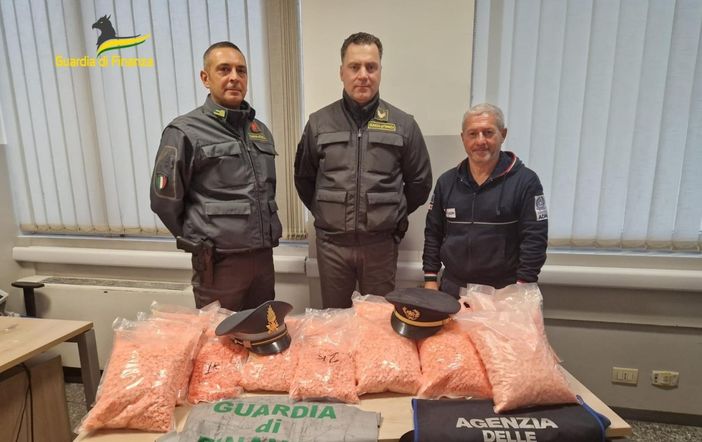 Ponte Chiasso, trovata in dogana con 55 chili di metanfetamine in auto: donna arrestata