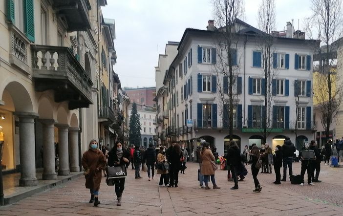 Varese come un sabato di Natale: centro preso d'assalto, qualche momento di tensione con i giovanissimi