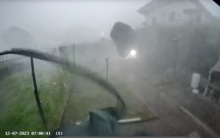 Nubifragi e downburst, il giorno dopo si contano i danni. In un video la violenza impressionante delle raffiche