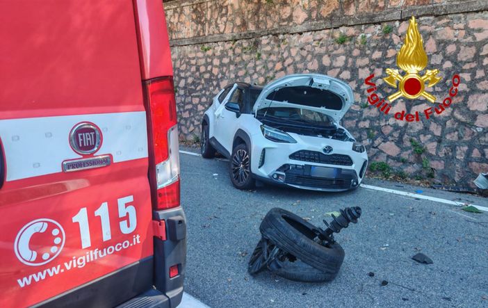 Una delle due auto coinvolte nell'incidente stradale di questa mattina sulla statale 233 a Induno Olona