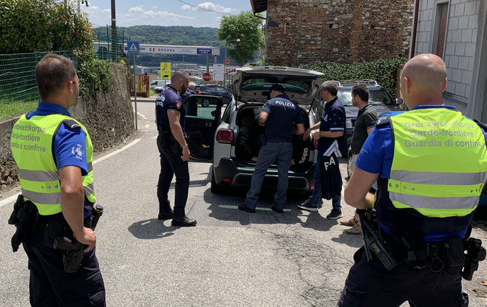 Fermati al valico di Clivio, diretti in Svizzera, 15 migranti curdi stipati nei portabagagli di due auto