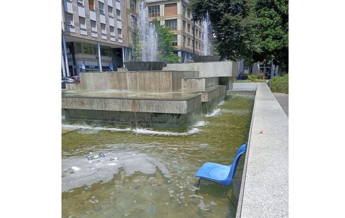 IL RACCONTO.  Metti una sedia nella fontana: sogno (o incubo) di una giornata di mezz'estate a Busto Beach