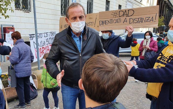 Busto, in piazza contro la dad. I bambini al sindaco: «Perché la scuola è chiusa e tanti negozi aperti?»