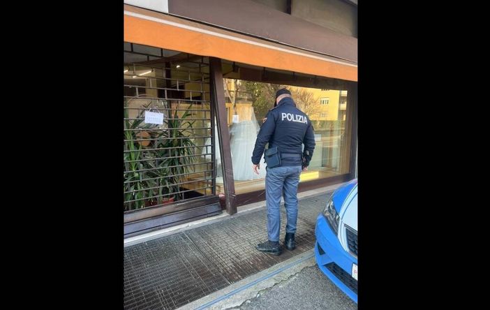 La vetrina sfondata del negozio (foto da Mbnews.it)