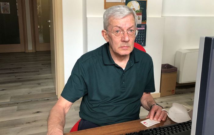 Settanta candeline per don Francesco Casati, il prof di religione del Crespi Settanta candeline per don Francesco Casati, il prof di religione del Crespi