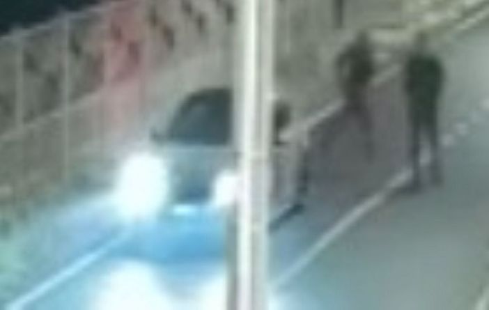 Furto in un’abitazione a Fagnano: i ladri ripresi dalle telecamere Furto in un’abitazione a Fagnano: i ladri ripresi dalle telecamere