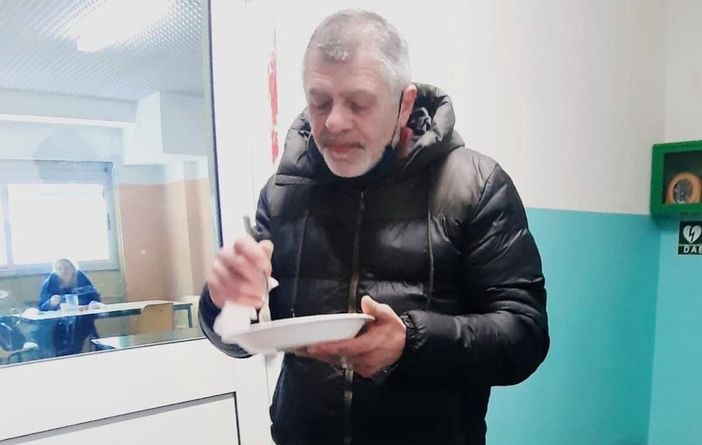 Il sindaco Enrico Puricelli mentre assaggia il cibo alla mensa