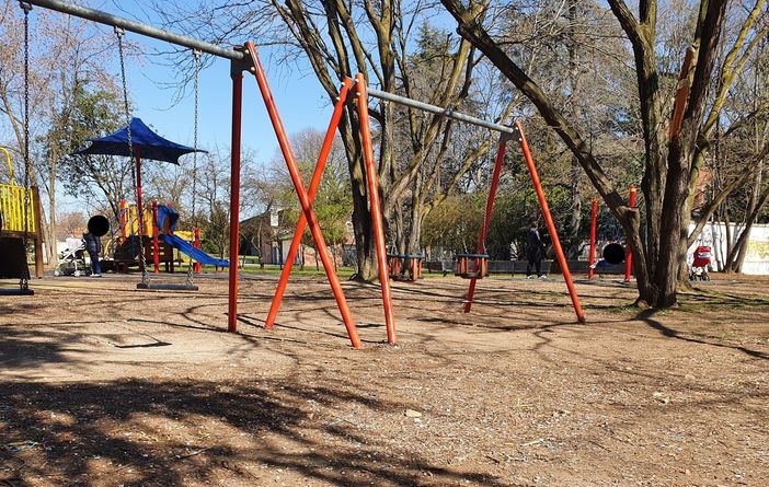 Scivoli e altalene si possono usare. Ma solo nei parchi vicino casa e senza assembramenti