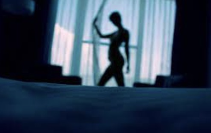 Sesso a tre finisce a badilate: uomo di 37 anni a processo