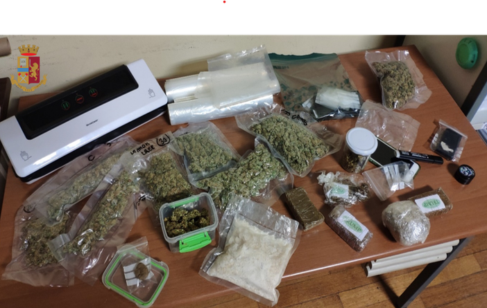 Il materiale sequestrato dall'Antidroga della Squadra Mobile di Varese