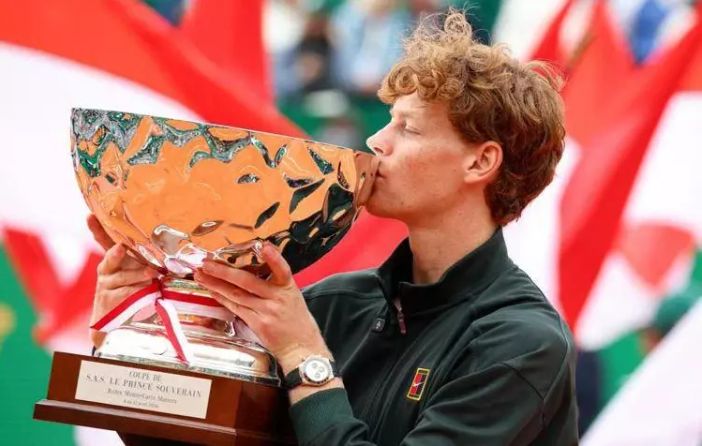 Jannik Sinner bacia il trofeo in argento del Masters 1000 di Montecarlo (foto Afp)