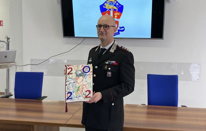 Presentato il calendario dei carabinieri 2022: è ispirato al regolamento dell'Arma. Carlo Lucarelli ne racconta le “storie”