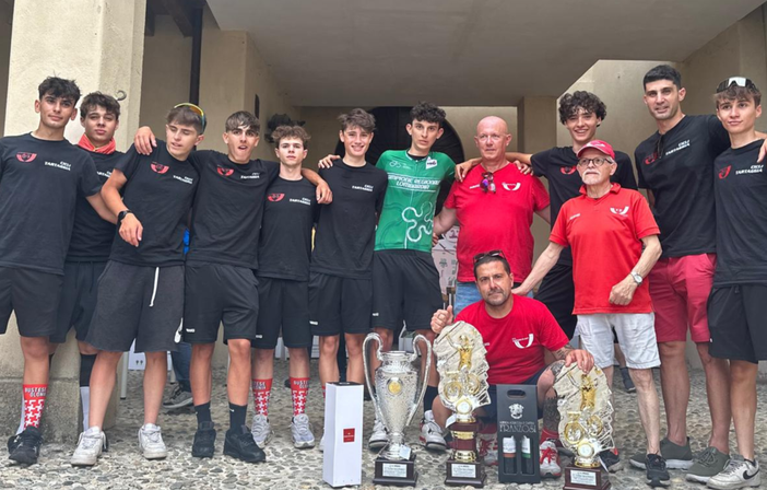 La Bustese Olonia e, in maglia verde, il neo campione regionale Matteo Turconi