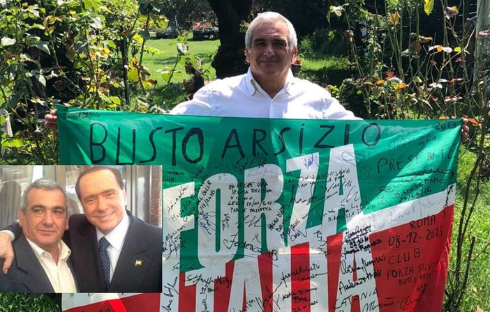 La storica bandiera di Tallarida non sventola più: «Berlusconi era Forza Italia. Senza di lui non sarà facile» La storica bandiera di Tallarida non sventola più: «Berlusconi era Forza Italia. Senza di lui non sarà facile»
