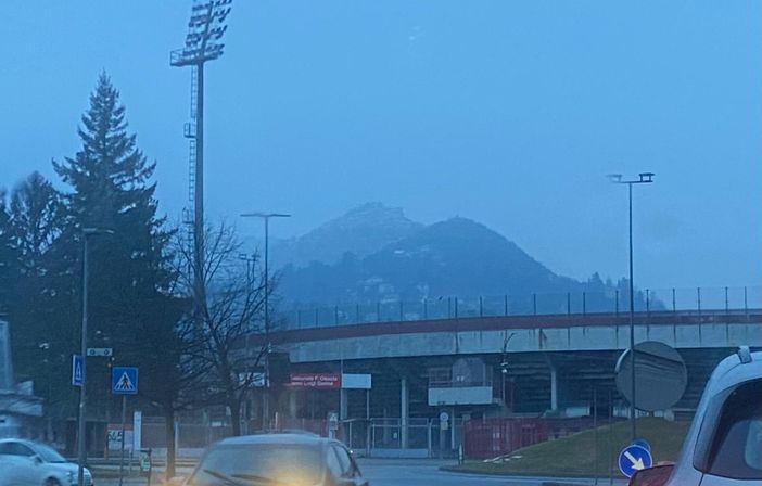 Un leggero manto bianco lassù al Sacro Monte oggi al risveglio