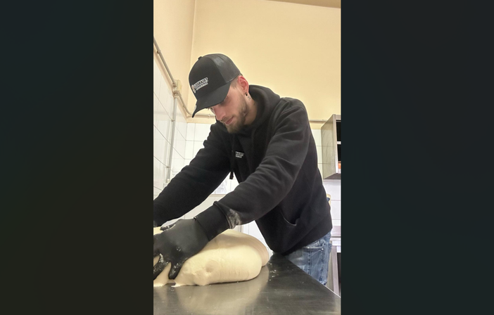 Gabriele Amabile al lavoro mentre impasta la pizza alla milanese