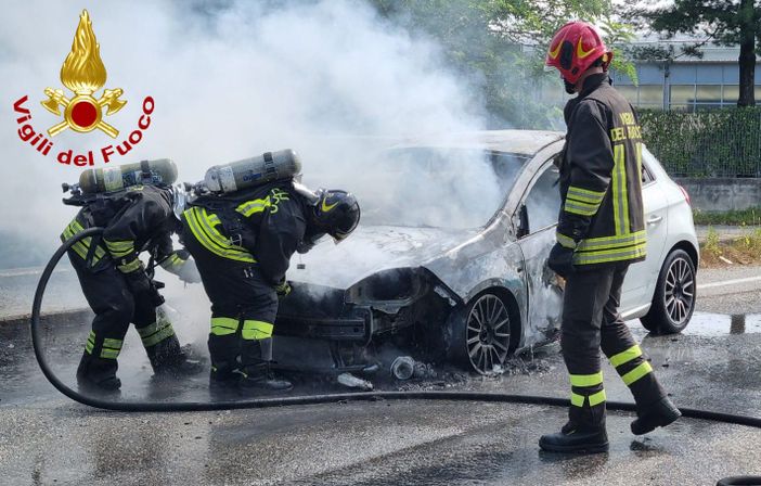 L'auto che ha preso fuoco a Lonate Pozzolo
