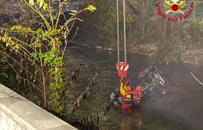 FOTO. Perdono il controllo dell'auto e finiscono nel fiume lungo la 394: paura nella notte a Germignaga FOTO. Perdono il controllo dell'auto e finiscono nel fiume lungo la 394: paura nella notte a Germignaga