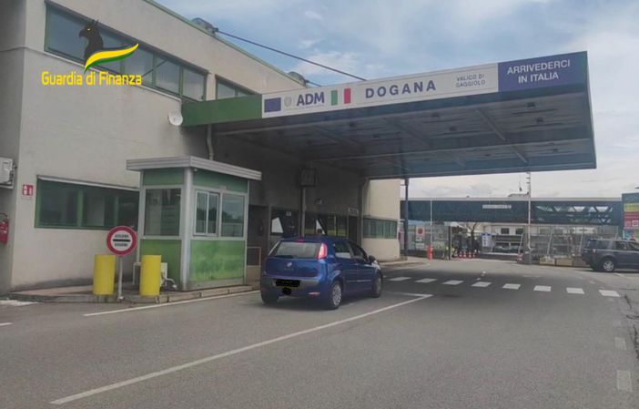 Tenta di attraversare il confine al valico del Gaggiolo con 26mila euro in contanti nascosti in uno stivale: arrestato dalla Guardia di Finanza Tenta di attraversare il confine al valico del Gaggiolo con 26mila euro in contanti nascosti in uno stivale: arrestato dalla Guardia di Finanza