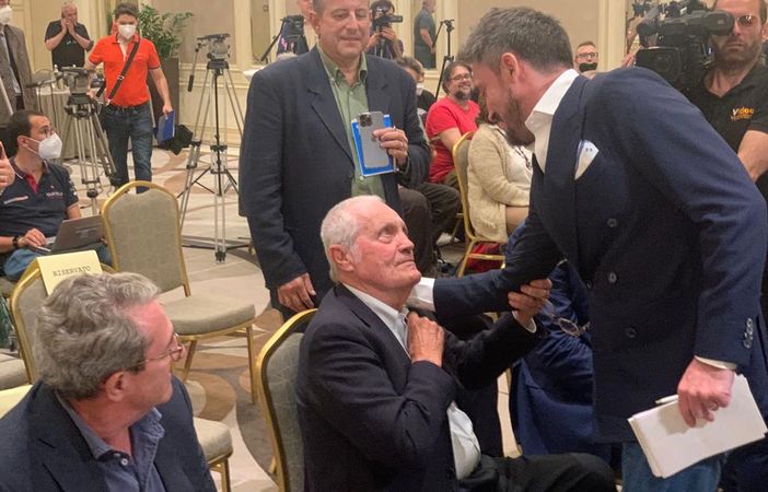 Il saluto commosso di Gianmarco Pozzecco a Toto Bulgheroni nel giorno in cui il Poz si è presentato da ct dell'Italia all'Hotel Principe di Savoia a Milano Il saluto commosso di Gianmarco Pozzecco a Toto Bulgheroni nel giorno in cui il Poz si è presentato da ct dell'Italia all'Hotel Principe di Savoia a Milano