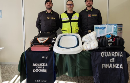 Chiasso, camion di attrezzature sportive e giocattoli non conformi fermato in dogana: scatta il sequestro