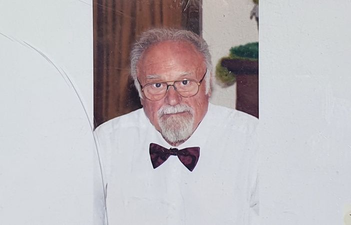 Alberto Mereghetti. Sotto, con l'amico Ginetto Grilli e i caviardage realizzati sulle pagine del libro che racconta la sua storia