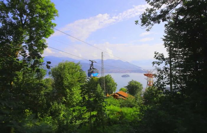 Il passaggio dei vagoni al Mottarone in una foto di Daniele Belosio Il passaggio dei vagoni al Mottarone in una foto di Daniele Belosio