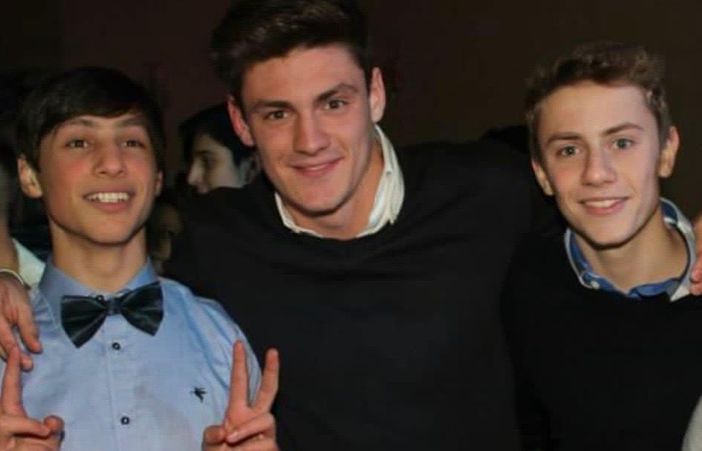 Una foto, un po' datata, di una grande amicizia: Nicolò Martinenghi (a destra) insieme al fratello Jacopo (al centro) e a Pietro Borghi Una foto, un po' datata, di una grande amicizia: Nicolò Martinenghi (a destra) insieme al fratello Jacopo (al centro) e a Pietro Borghi