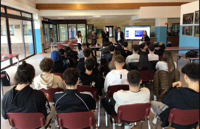 «Insegniamo ai giovani a gestire le risorse economiche». Il progetto di educazione finanziaria entra in classe «Insegniamo ai giovani a gestire le risorse economiche». Il progetto di educazione finanziaria entra in classe