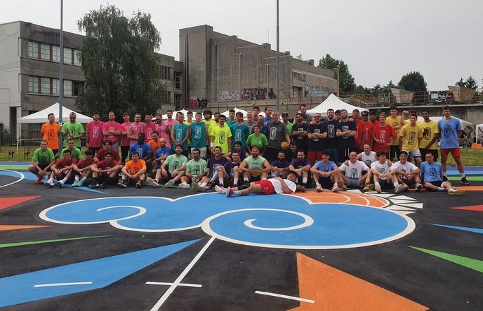 Busto, il campo da basket del parco Brazzelli è una piccola opera d’arte: «Nico, questo è per te»