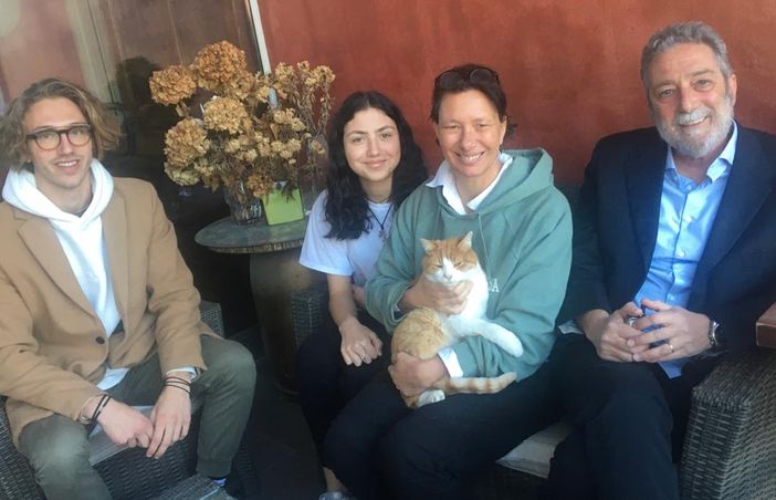 Da sinistra Pietro, Licia, Giovanna e Gianni Ripoli con Sky, da tutti i fans del Melograno chiamato &quot;Melogatto&quot;