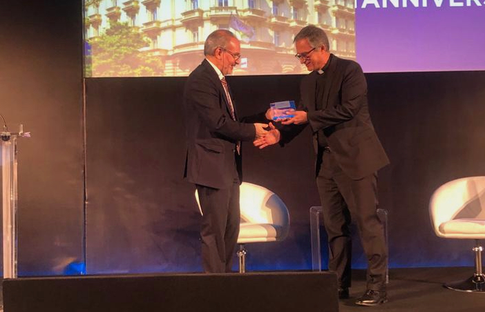 Monsignor Viganò riceve il premio alla visione innovativa