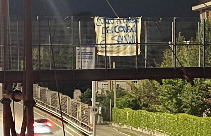 Striscione pro Salvini ai Cinque Ponti di Busto: «L’unico a difesa dei confini»