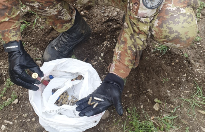 Quattrocento proiettili trovati nei boschi di Masciago Primo