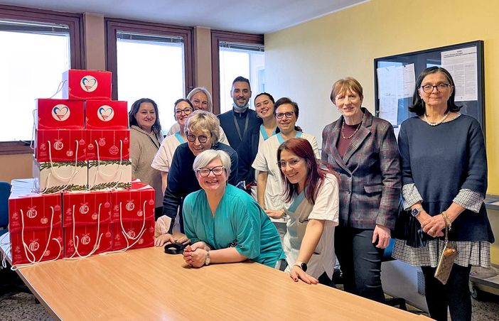 "Il panettone della felicità" per un Natale di solidarietà "Il panettone della felicità" per un Natale di solidarietà