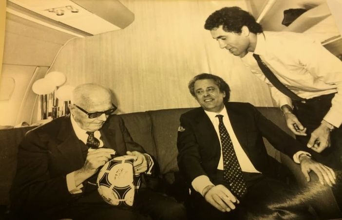 Il presidente Sandro Pertini firma il pallone davanti a Claudio Gentile, uno degli eroi mundial dell'82 Il presidente Sandro Pertini firma il pallone davanti a Claudio Gentile, uno degli eroi mundial dell'82