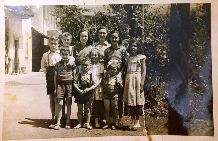 "Ul curtil, grandi me 'na campogna" - "Il cortile, ampio come una campagna" "Ul curtil, grandi me 'na campogna" - "Il cortile, ampio come una campagna"