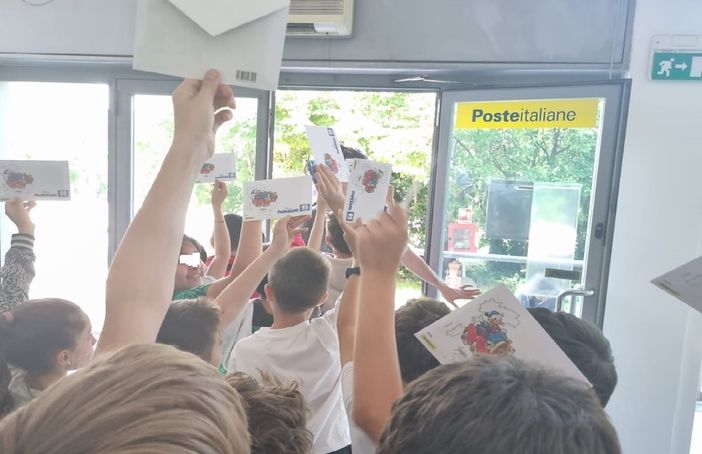 Busto: scuola De Amicis in visita all'Ufficio Postale di via Mazzini per i 70 anni di attività