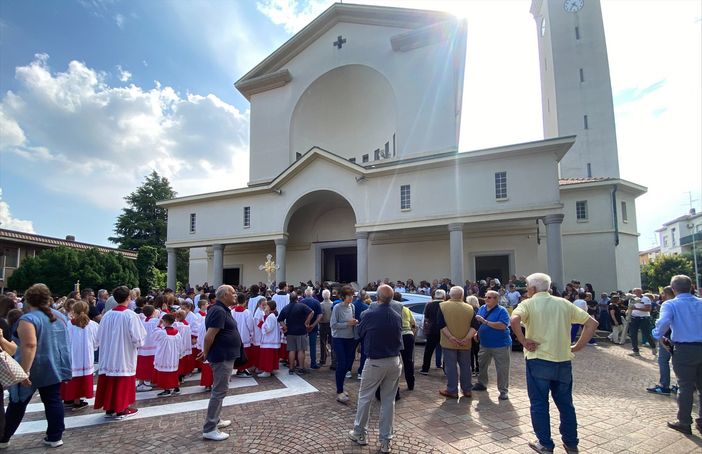 L’ultimo saluto di Solbiate al suo parroco: «Grazie don Fausto. I tuoi gesti parlavano d'amore» L’ultimo saluto di Solbiate al suo parroco: «Grazie don Fausto. I tuoi gesti parlavano d'amore»