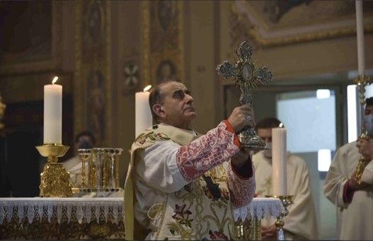 Maggio 2021, Monsignor Delpini benedice i fedeli con la Sacra Spina Maggio 2021, Monsignor Delpini benedice i fedeli con la Sacra Spina