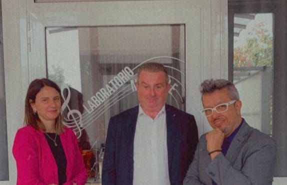 Da sinistra: la dirigente Viviana Colombo, il direttore di Acof Mauro Ghisellini e il maestro di musica Emilio Bonvini