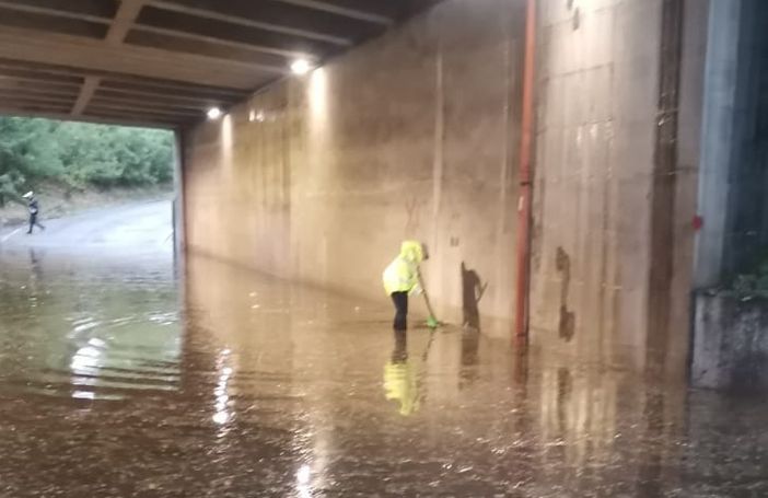 Protezioni civile in azione a Olgiate durante il nubifragio di ieri