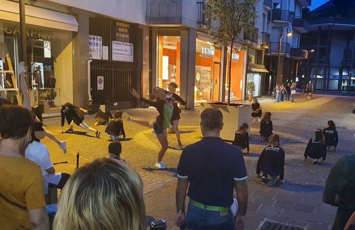 È giovedì sera, tornano lo shopping e le passeggiate