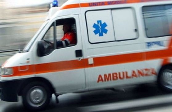 Anziano cade dalla scala e finisce all’ospedale